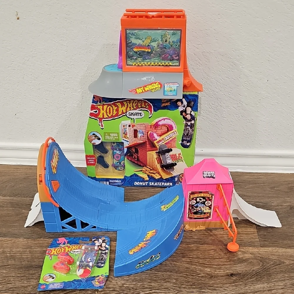 Hot Wheels Skate Tony Hawk Bundle Of Donut Skatepark, Aquarium, Amusement  Park